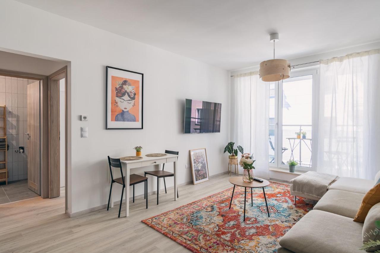 Corvin Apartment With Balcony And Ac Budapest Eksteriør billede
