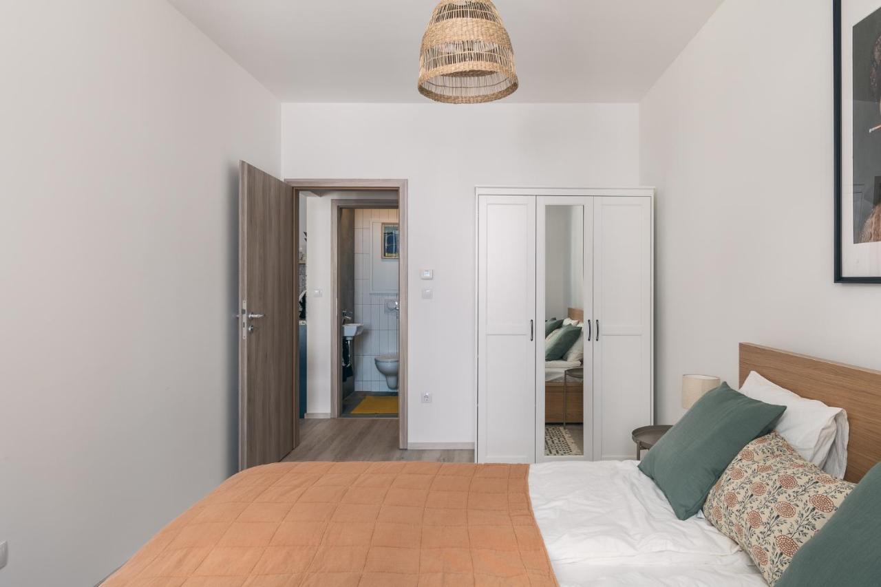 Corvin Apartment With Balcony And Ac Budapest Eksteriør billede